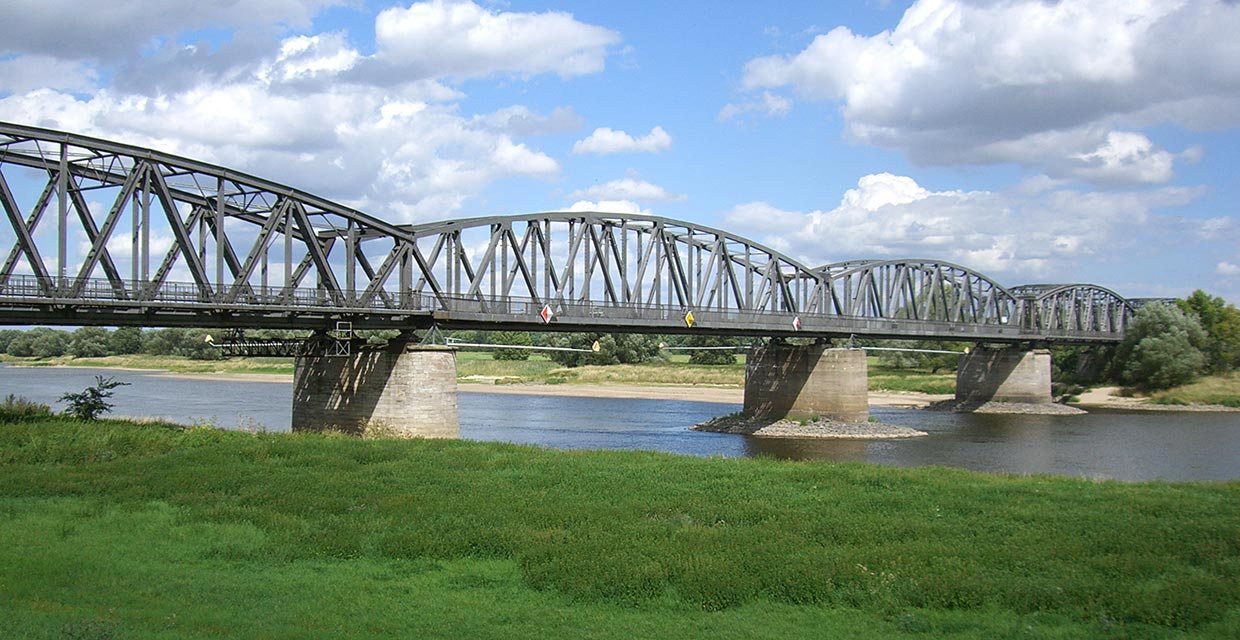 Elbe bei Barby mit Bahnbr&uuml;cke