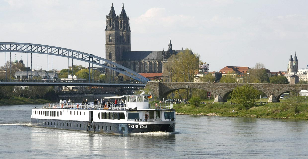 Elbe Schiff und Magdeburger Dom