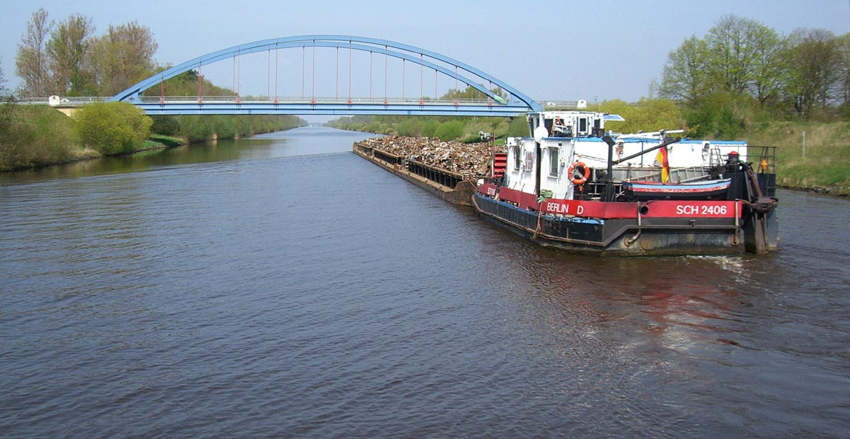 Mittellandkanal mit Schiff