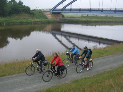 Radler am Mittellandkanal