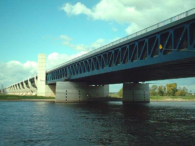 Trogbr&uuml;cke &uuml;ber der Elbe