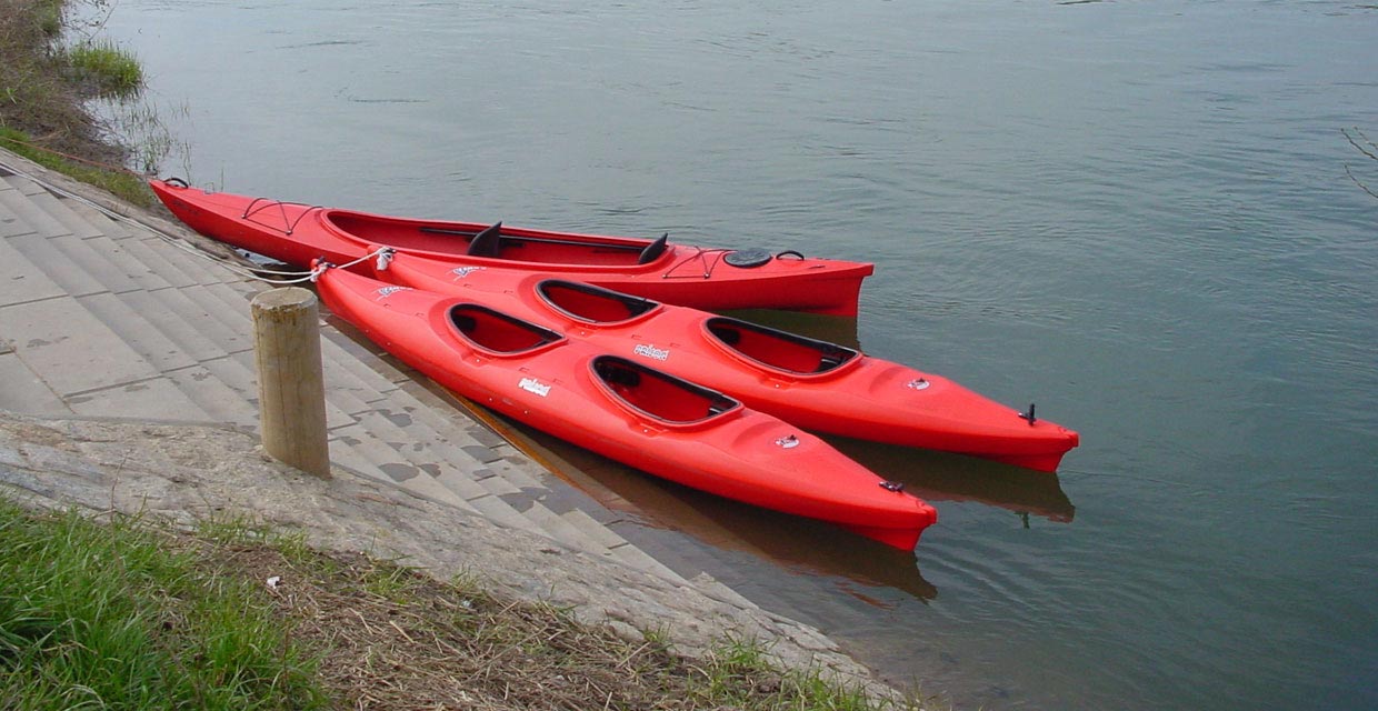 Kanus am Anleger in Nebra